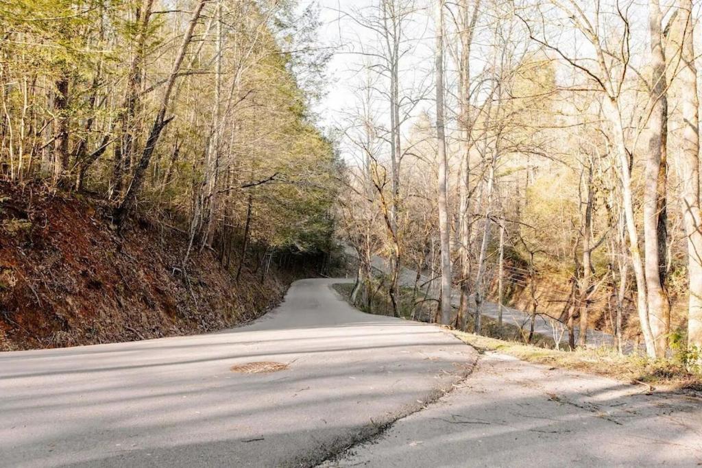 Cabin With Treehouse Views, 3 King Beds, 4 Bunks, And Large Hot Tub! Gatlinburg Esterno foto