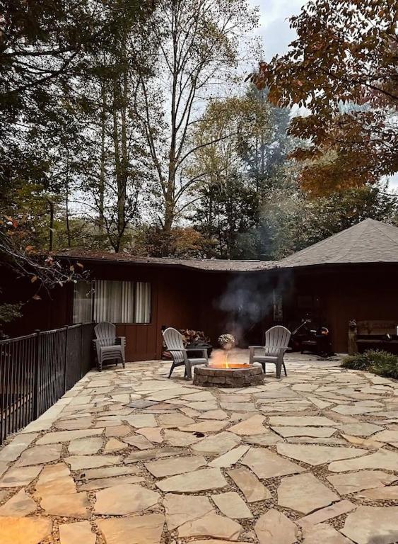 Cabin With Treehouse Views, 3 King Beds, 4 Bunks, And Large Hot Tub! Gatlinburg Esterno foto