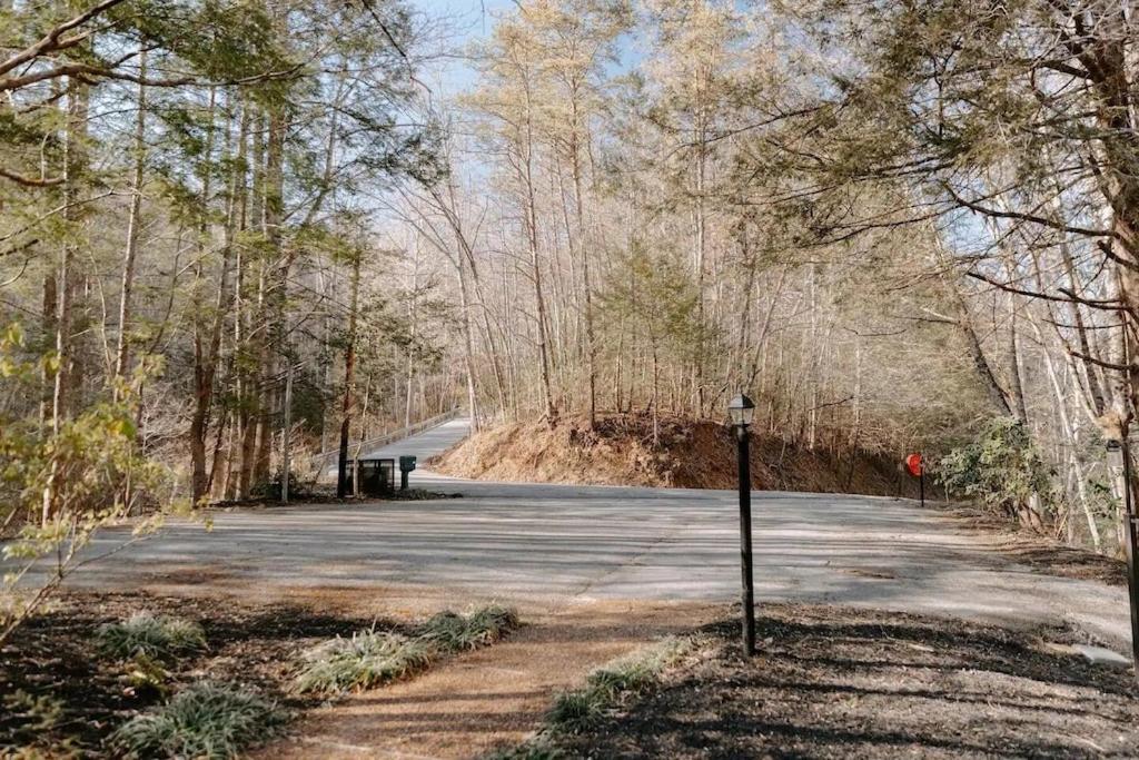 Cabin With Treehouse Views, 3 King Beds, 4 Bunks, And Large Hot Tub! Gatlinburg Esterno foto